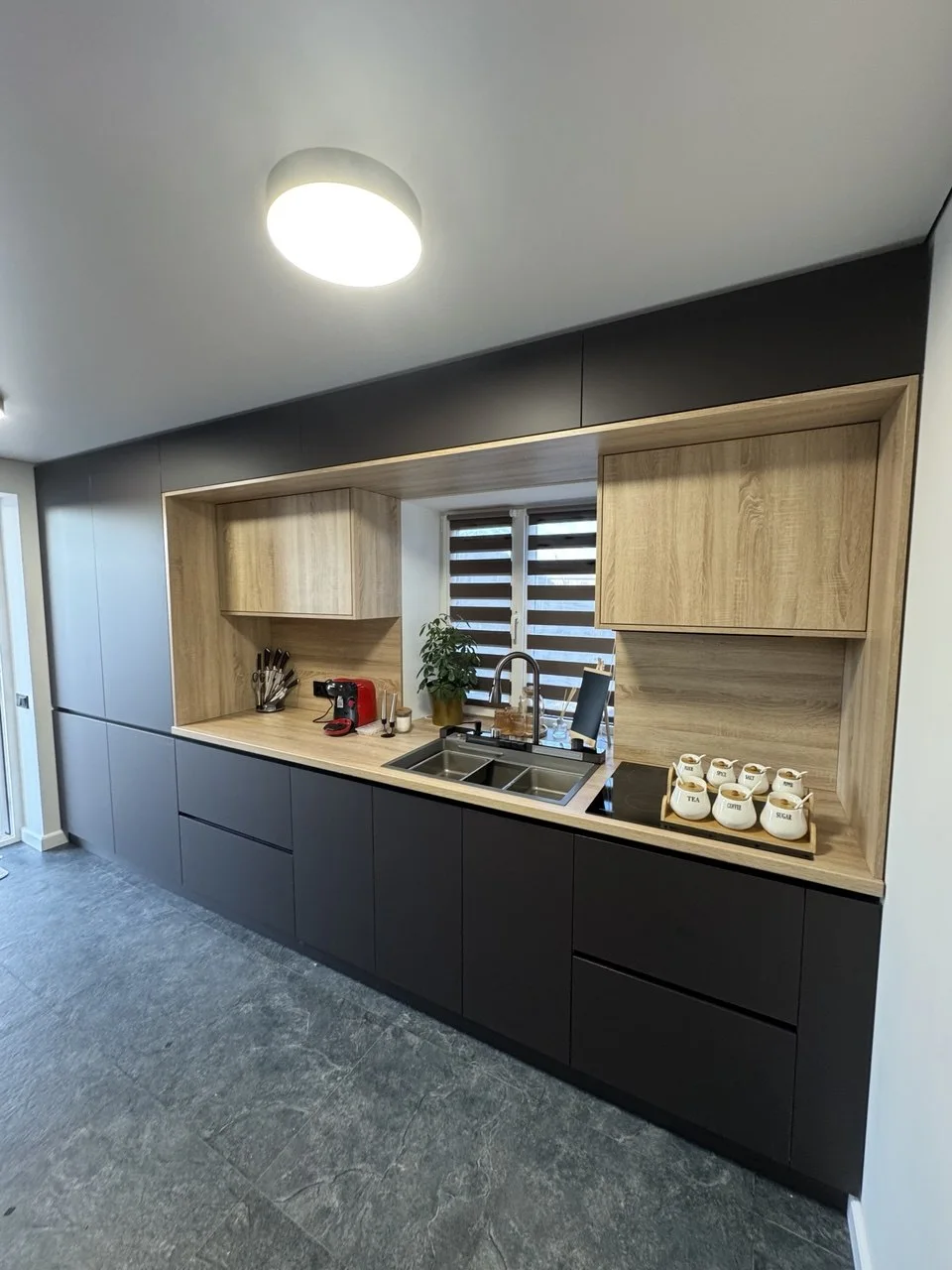 Bucătărie grafit cu zone în decor lemn, realizare Apex Studio