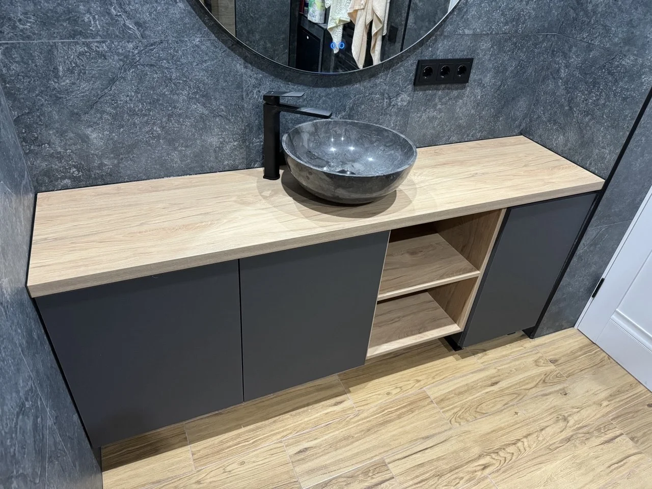 Mobilier de baie — Depozitare închisă și rafturi deschise.