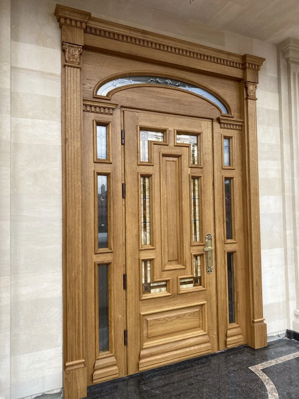 Ușă cu personalitate — Detalii sculptate și inserții vitrate.